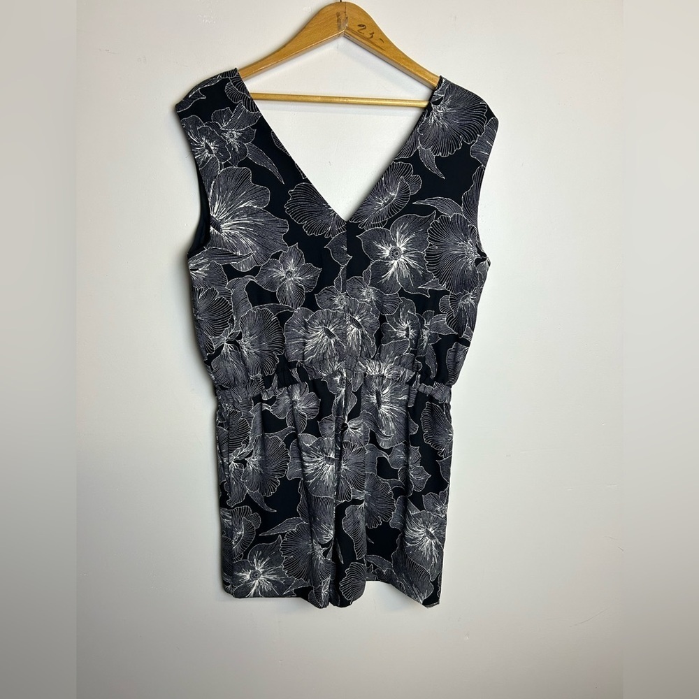 NWT Loft Size L Black and White Floral Sleeveless Romper Summer Vacation - Picture 2 of 11